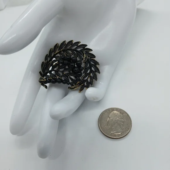 Brooch Vintage black and gold leaves and berries unknown - Picture 3 of 3